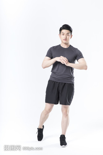 热身运动的运动男性