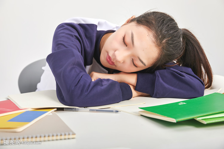 女高中生形象趴着睡觉动作