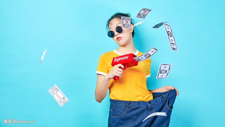 青年时尚女性手持喷钱枪