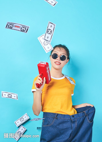 年轻女性手持喷钱枪