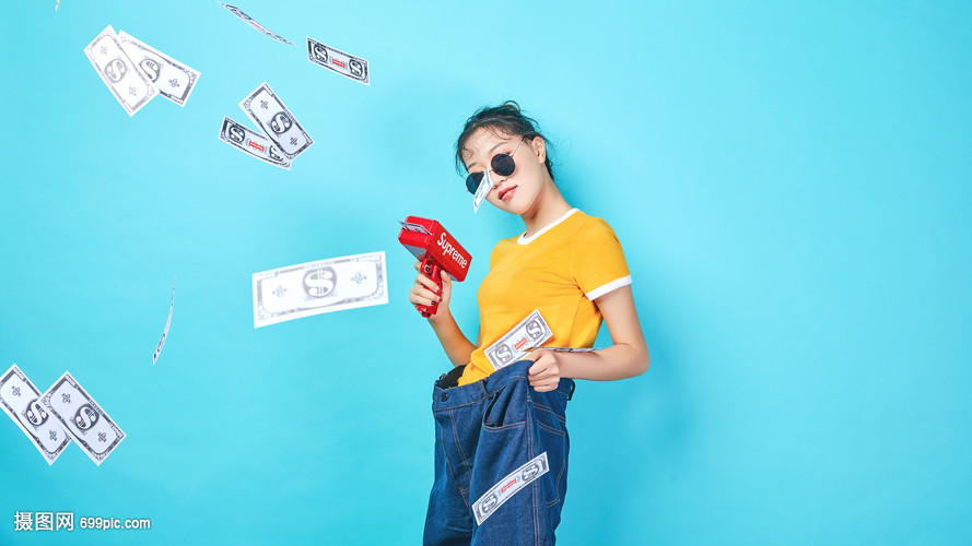 年轻女性手持喷钱枪