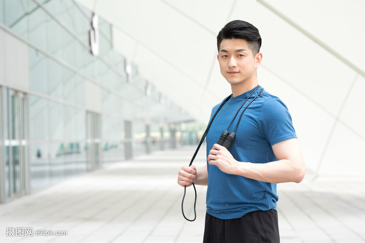 户外运动健身跳绳的年轻男性