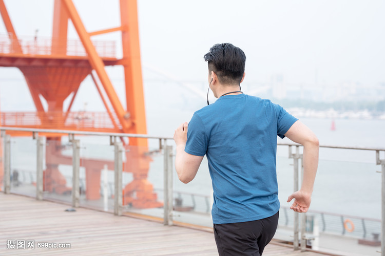 户外健身跑步男性背影