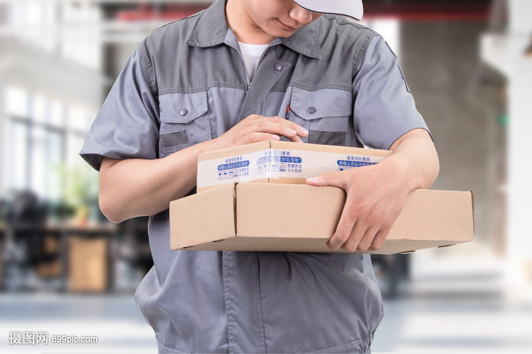 快递员签收快递