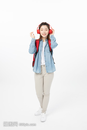 背书包戴耳机的女大学生