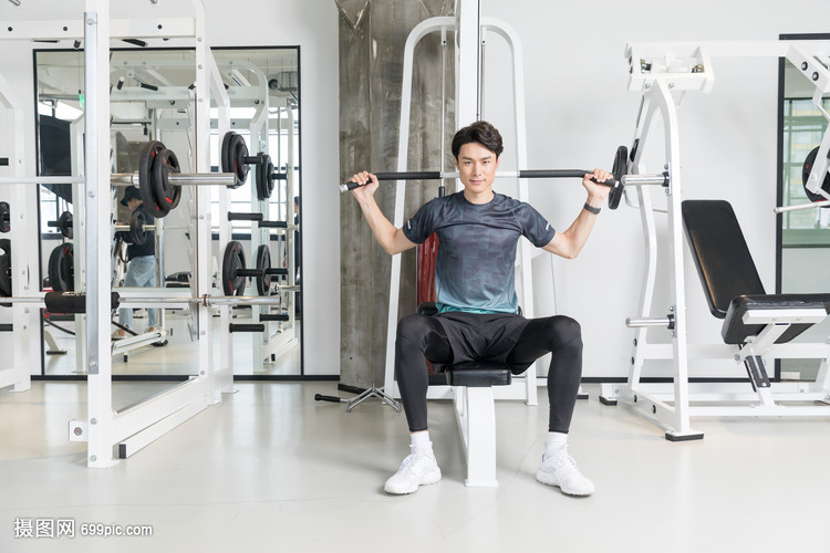 男子健身房使用健身器械运动
