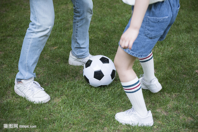 家庭亲子户外踢足球