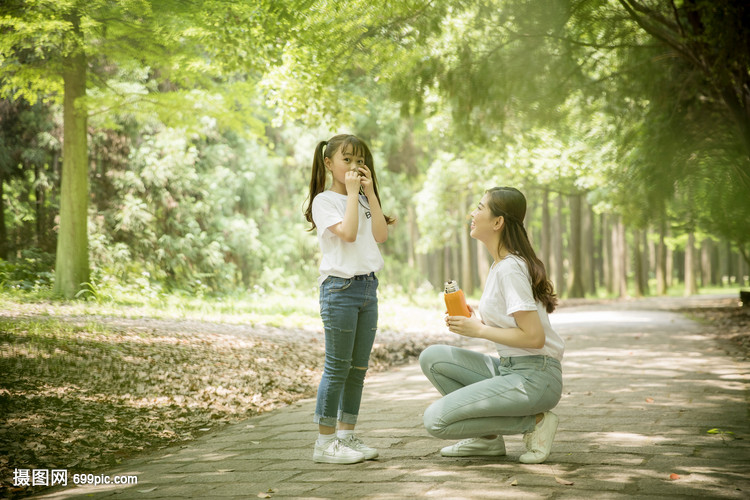 妈妈和女儿在公园里游玩