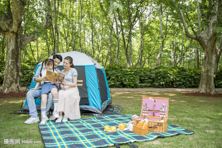 一家人郊游时阅读看书