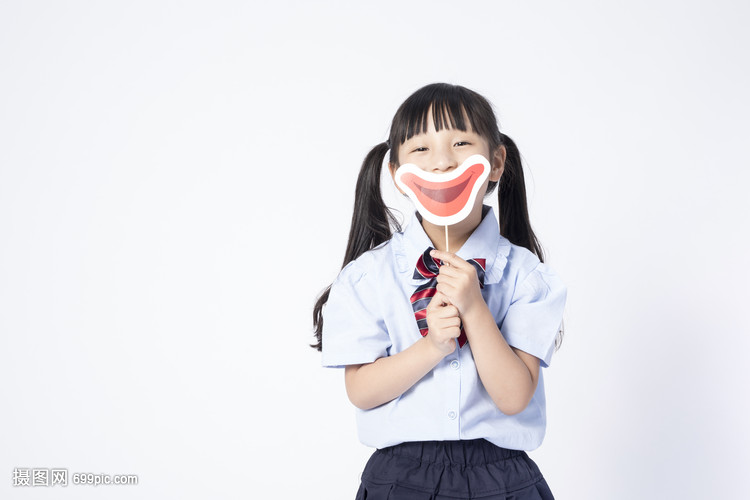 拿着可爱道具的小女孩