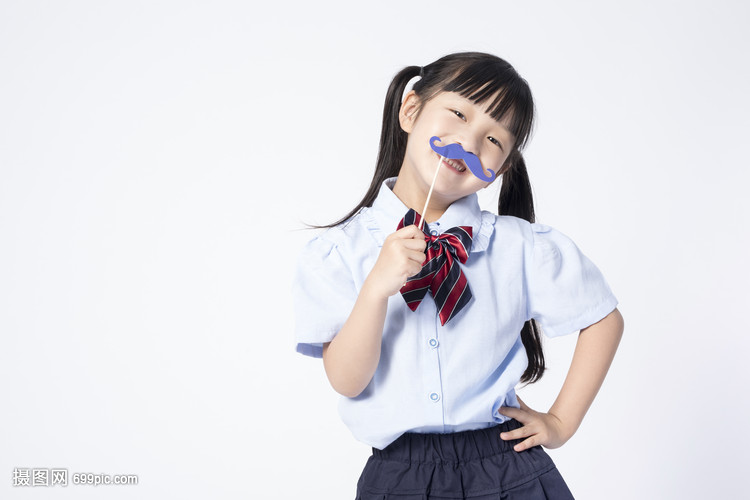 拿着可爱道具的小女孩