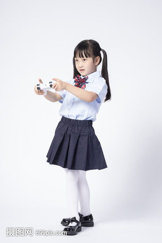 玩游戏的小女孩