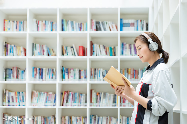 高中生图书馆听音乐看书