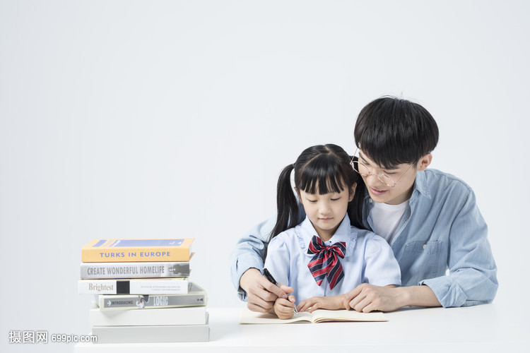 老师和学生一起学习