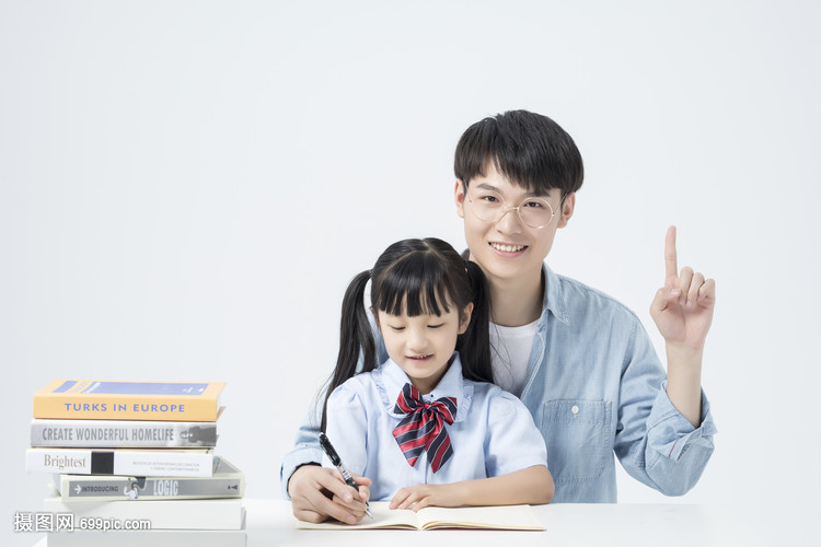 老师和学生一起学习