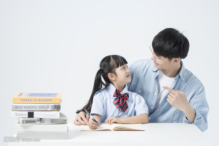 老师和学生一起学习