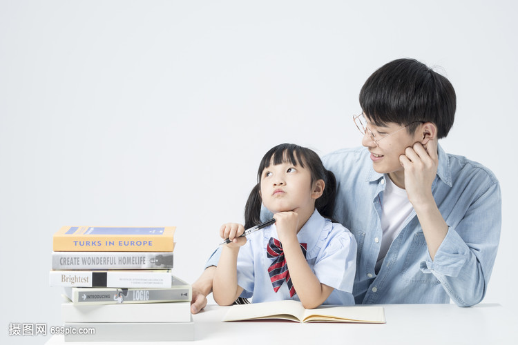 老师和学生一起学习