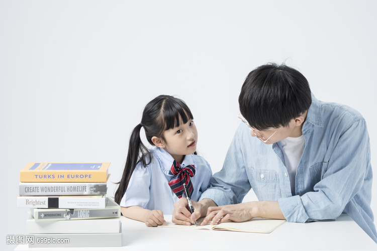 老师和学生一起学习