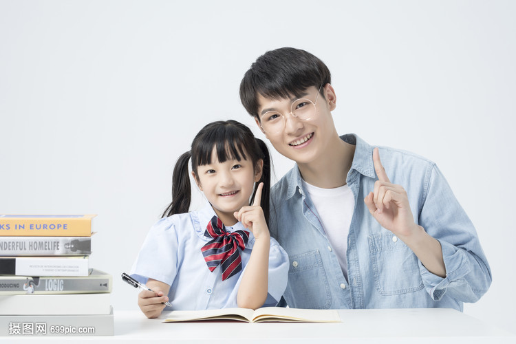 老师和学生一起学习