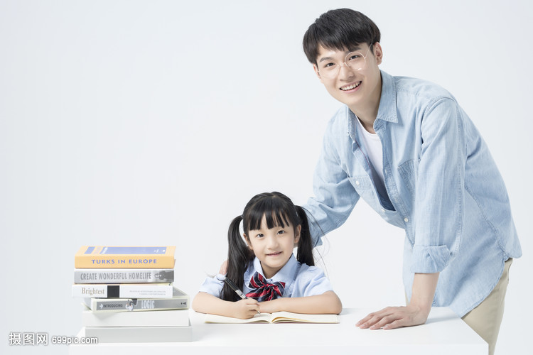 老师和学生一起学习