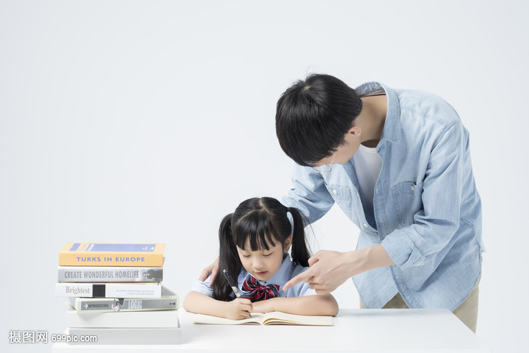 老师和学生一起学习