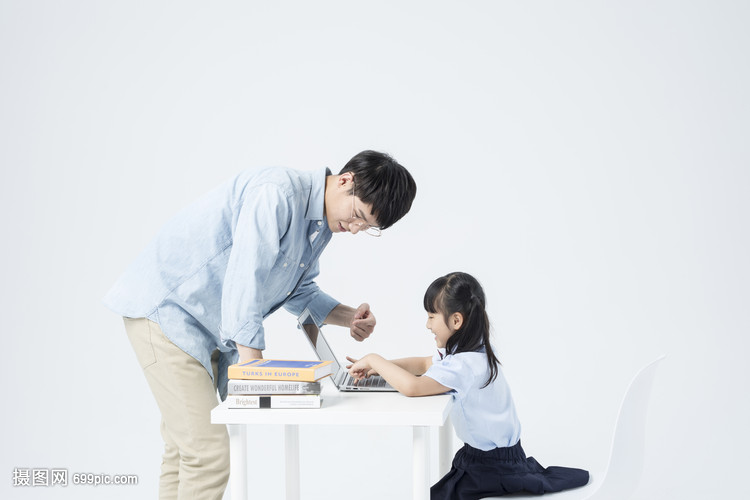 老师和学生一起学习