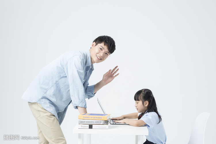 老师和学生一起学习