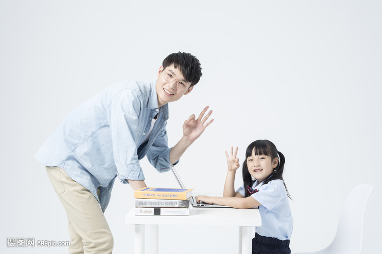 老师和学生一起学习