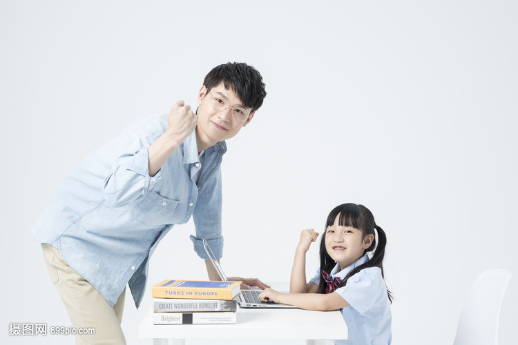 老师和学生一起学习