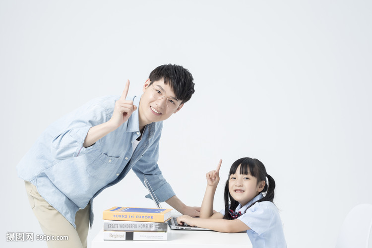 老师和学生一起学习