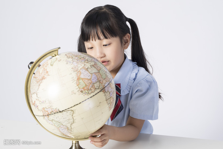 观察地球仪的小女孩
