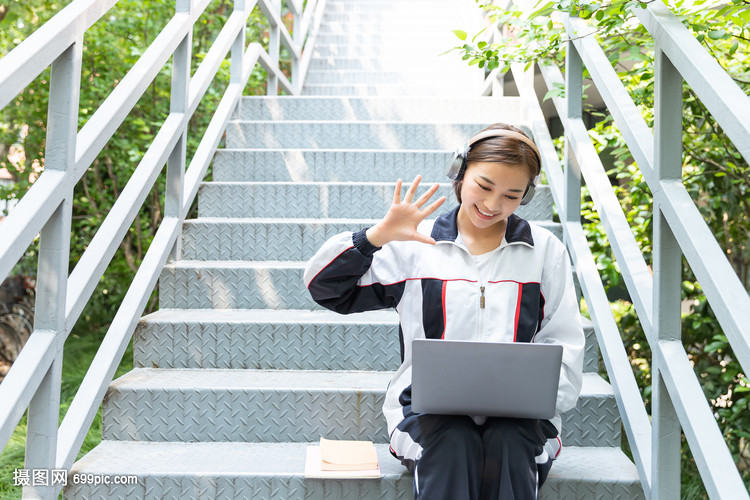 高中生校园楼梯在线教育