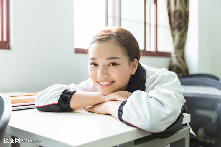 高中生教室内开心