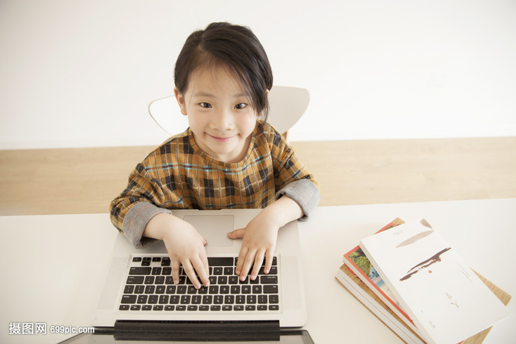 女孩在学习电脑