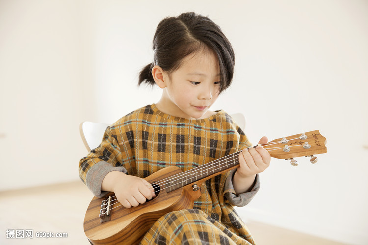 女孩在家里弹尤克里里