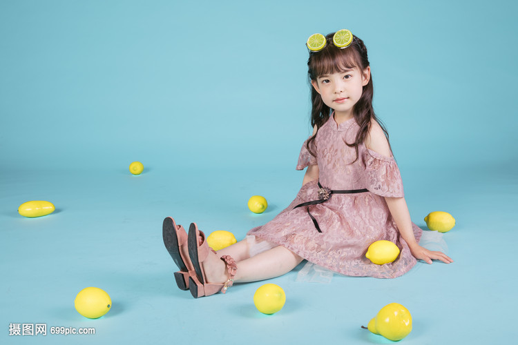 小女孩儿童节头戴柠檬卡通眼镜