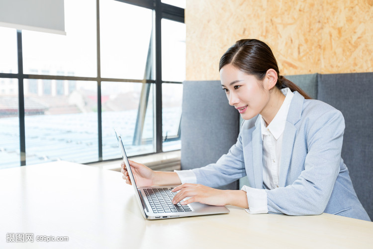 工作中的自信商务女性形象