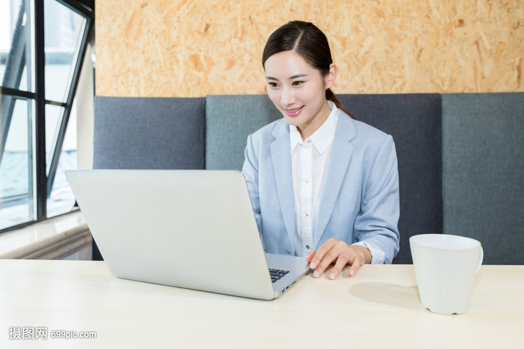 工作中的自信商务女性形象