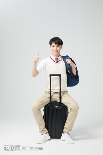 男性大学生开学报到形象