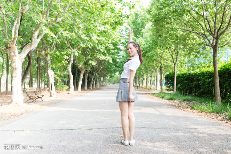 校园清新学院风女生背影