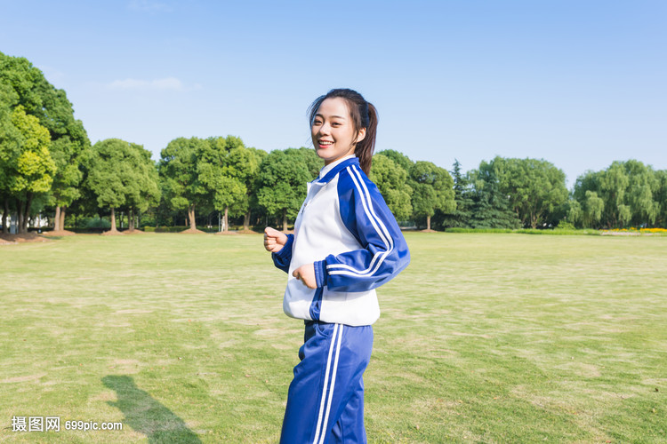 青春女学生草坪写真