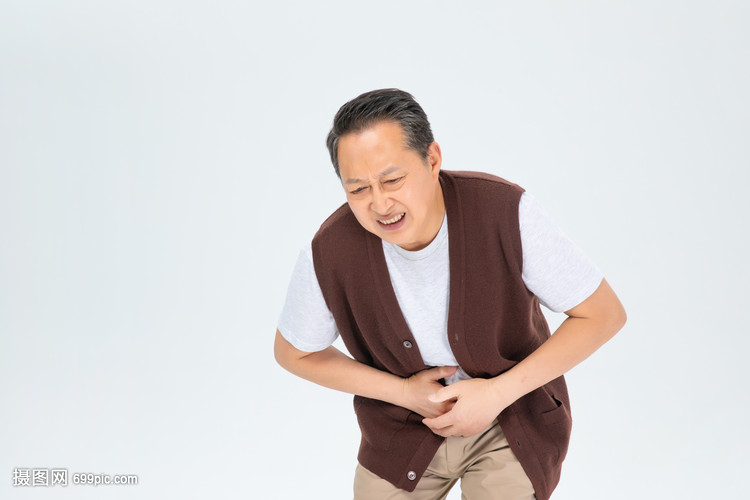 肚子疼的老年人