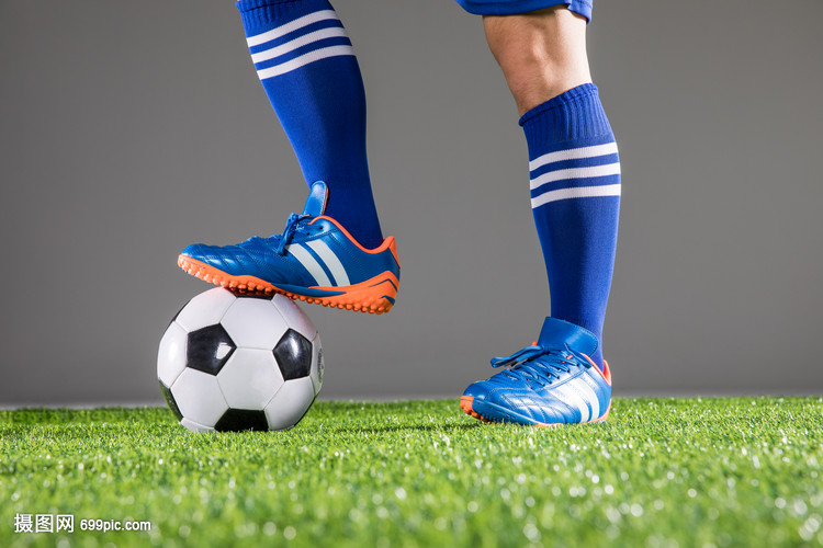 足球运动员世界杯脚步特写足球场地