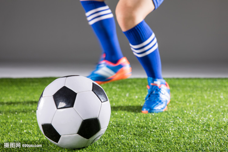 足球运动员踢球动作草地