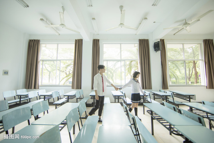 教室里恋爱的大学生