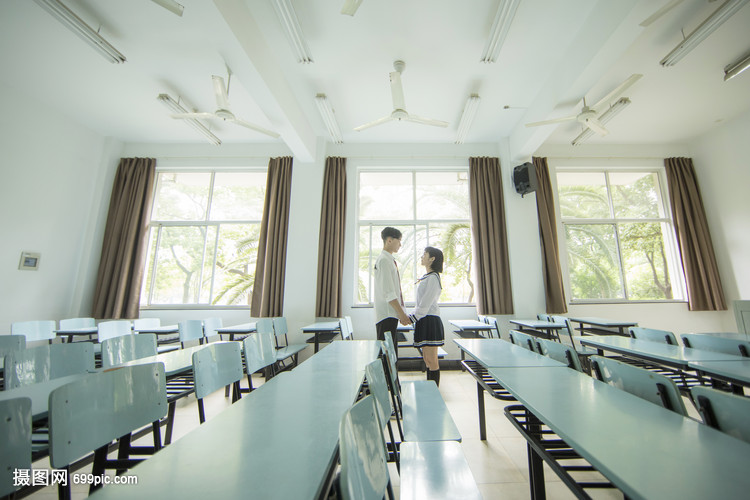 教室里恋爱的大学生