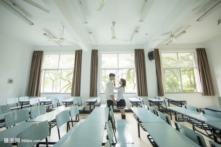 教室里恋爱的大学生