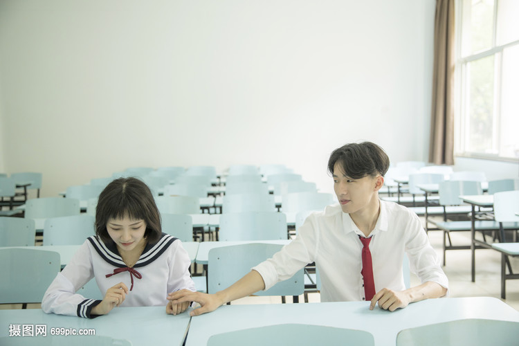 教室里恋爱的大学生