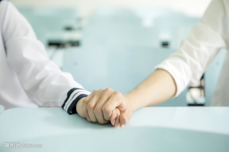 教室里恋爱的大学生