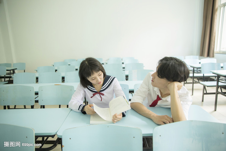 教室里恋爱的大学生